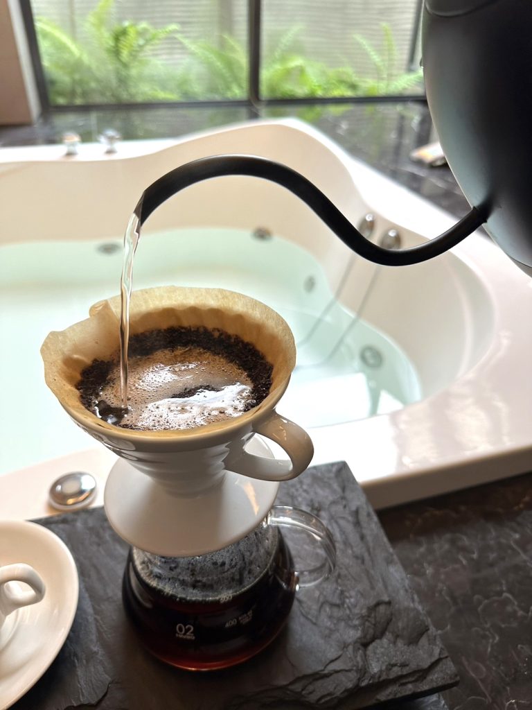 手沖咖啡 注水 泡沫 深烘焙 淺烘焙 Crema 義式咖啡機 Hand brewed coffee water foam dark roast light roast Crema espresso machine