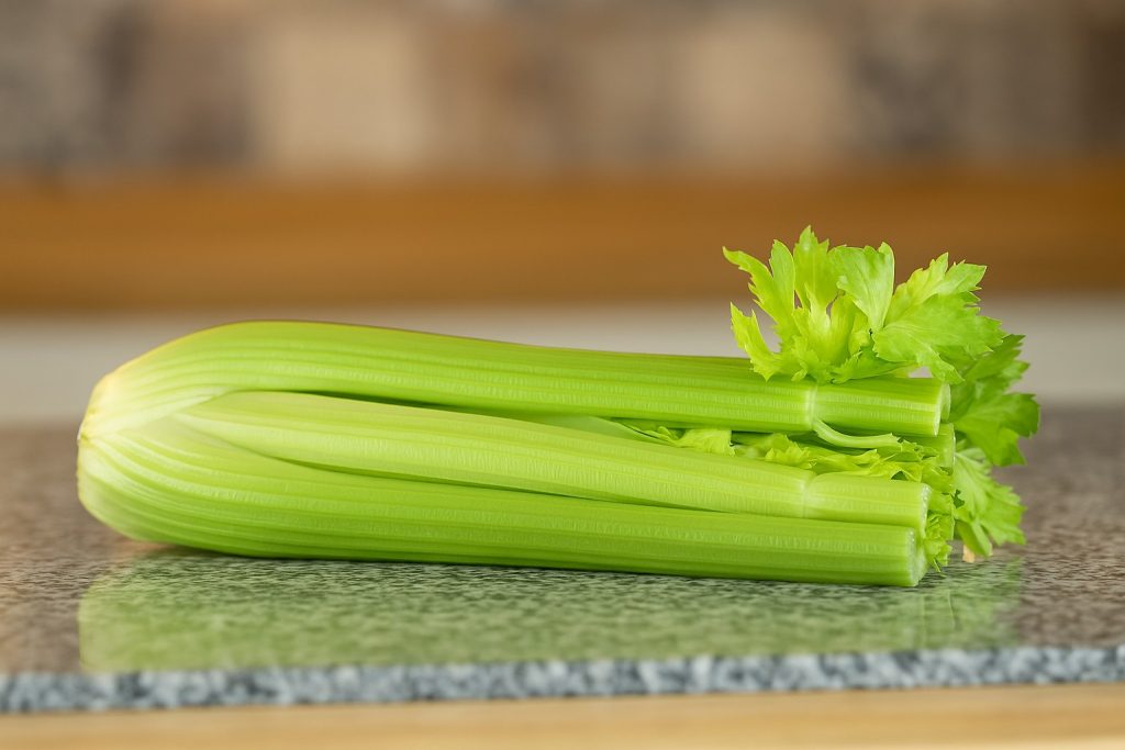 Celery Juice1749210494048 咖啡知識家 西芹汁 療癒力量 抗氧化物 纖維 黃酮 維生素C 抗氧化 抗發炎 西洋芹 Celery Juice Healing Power Antioxidants Fiber Flavonoids Vitamin C Antioxidant Anti Inflammation Celery