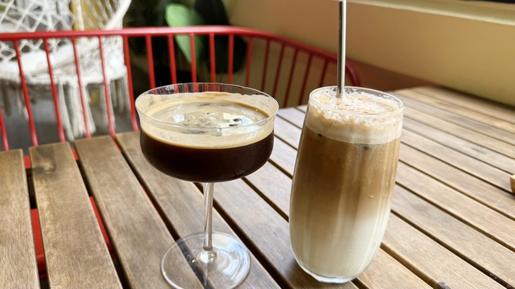 Americano vs Latte071502 咖啡知識家 2025咖啡推薦 咖啡知識 咖啡豆 咖啡豆推薦 精品咖啡 冰美式 咖啡因 明亮果酸 拿鐵 濃縮咖啡 咖啡控 2025 Coffee Recommendation Coffee Knowledge Coffee Beans Coffee Bean Recommendation Specialty Coffee Iced Americano Caffeine Bright Fruit Acid Latte Espresso Coffee Lover