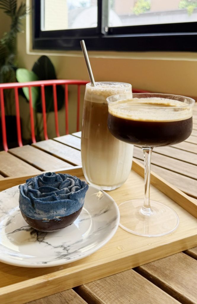 Americano vs Latte071505 咖啡知識家 2025咖啡推薦 咖啡知識 咖啡豆 咖啡豆推薦 精品咖啡 冰美式 咖啡因 明亮果酸 拿鐵 濃縮咖啡 咖啡控 2025 Coffee Recommendation Coffee Knowledge Coffee Beans Coffee Bean Recommendation Specialty Coffee Iced Americano Caffeine Bright Fruit Acid Latte Espresso Coffee Lover